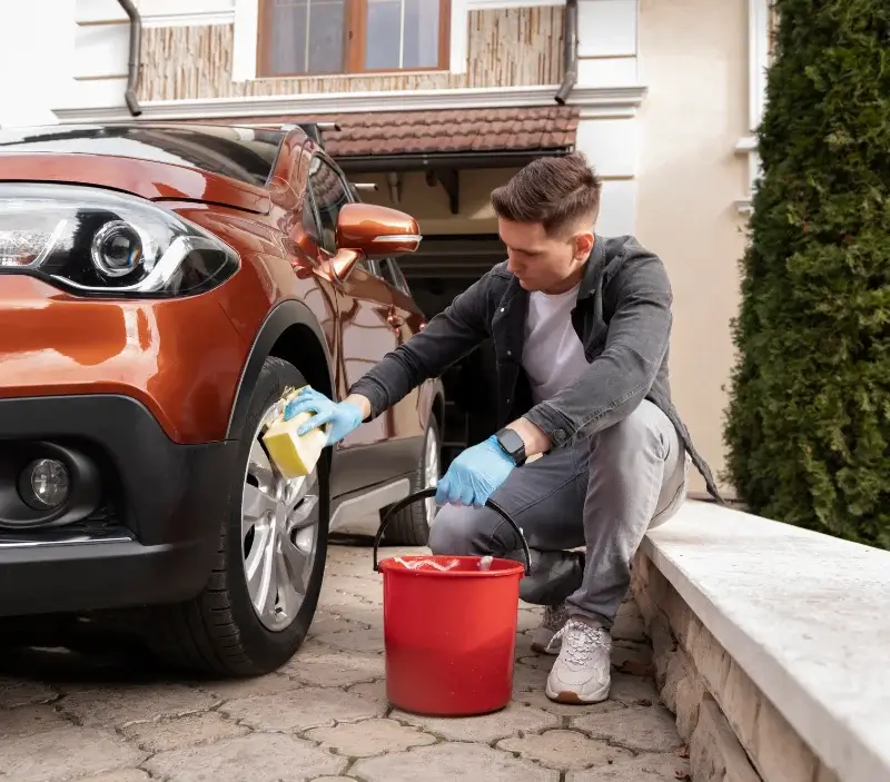 Lavage auto à domicile Sarrola-Carcopino : professionnel intervenant sur un véhicule